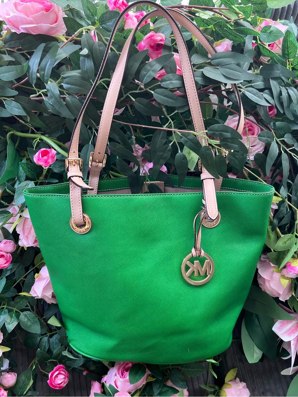 Michael Kors JS Travel
Tote Multifunction Green
Leather Medium Bag
AUTHENTIC